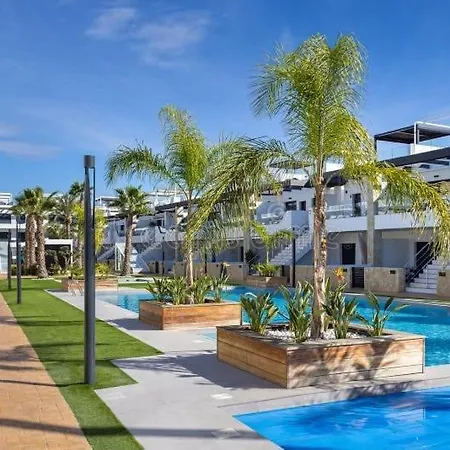 Modern With Private & Community Pool *